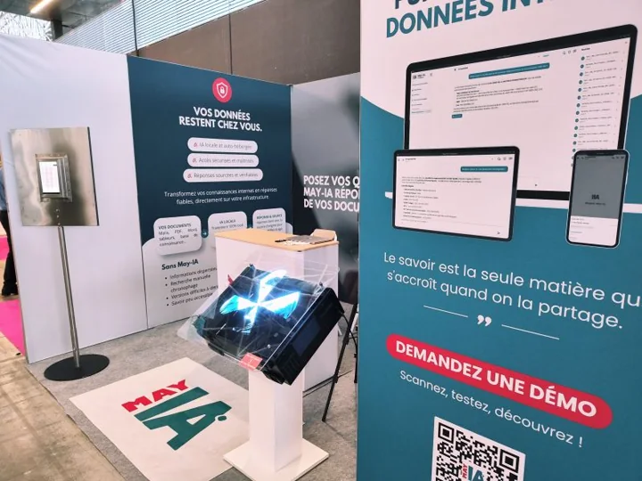 Le stand May-IA au CFIA Toulouse, avec les panneaux de présentation de l’IA locale et des interfaces PC, tablette et mobile.
