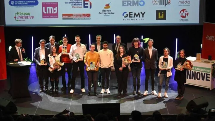 Photographie de cérémonie utilisée pour illustrer l’article Ouest-France sur les candidats à La Mayenne Innove.