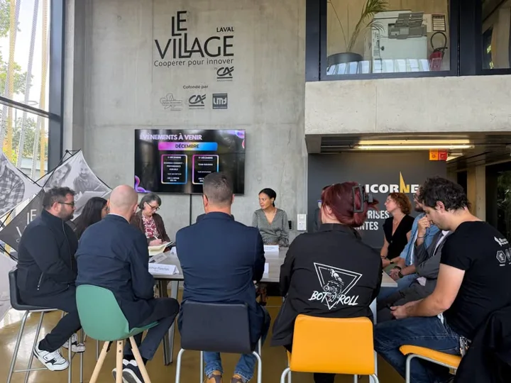 Échanges autour d’une table au Village by CA de Laval, photographiés dans la publication de la Préfecture de la Mayenne.